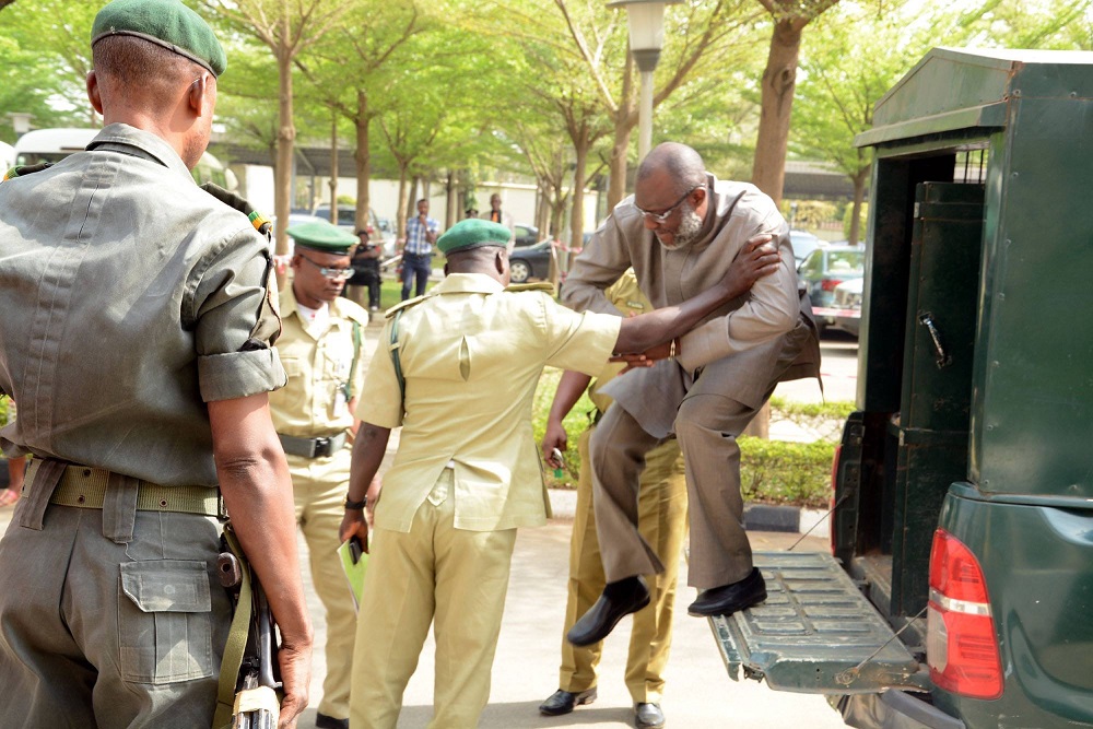 PDP spokesman, Olisa Metuh arrives Federal High Court, Abuja from Kuje Prison in handcuffs