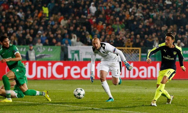 Arsenal stage dramatic comeback to reach second round