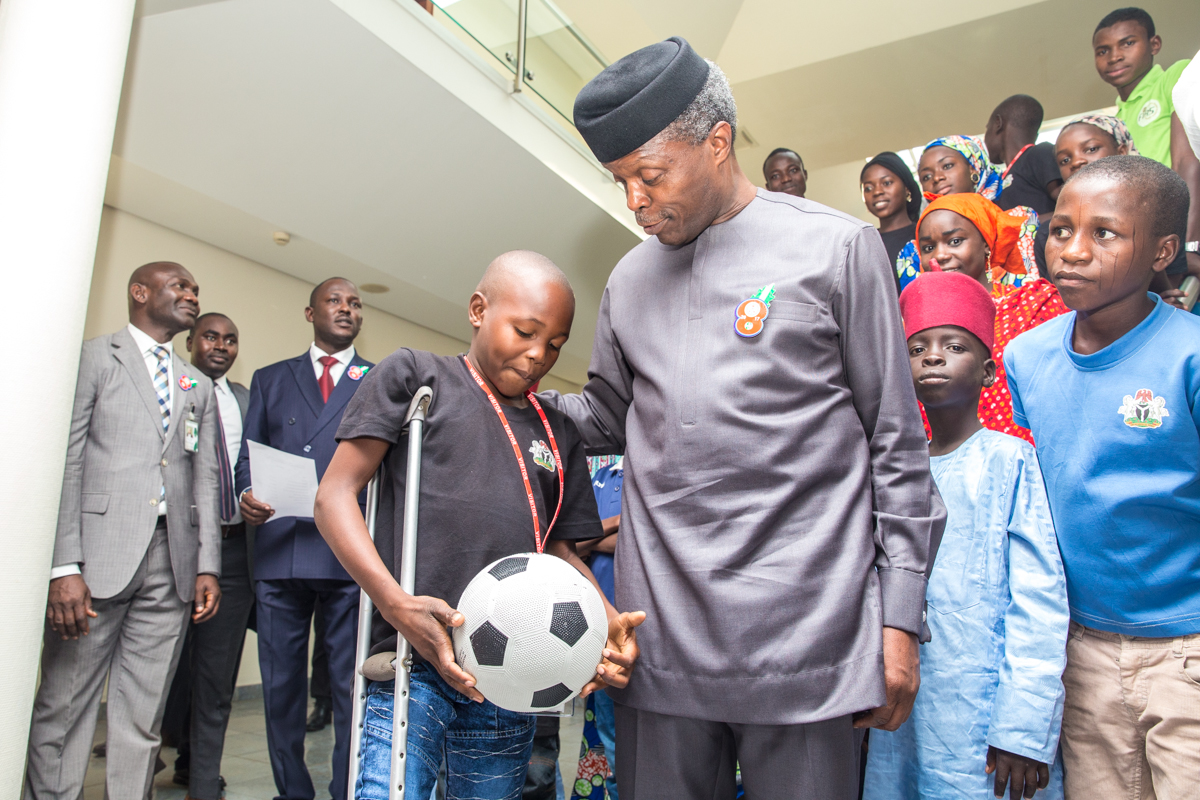 Osinbajo with PEACH winner 2016 at the Presidential villa