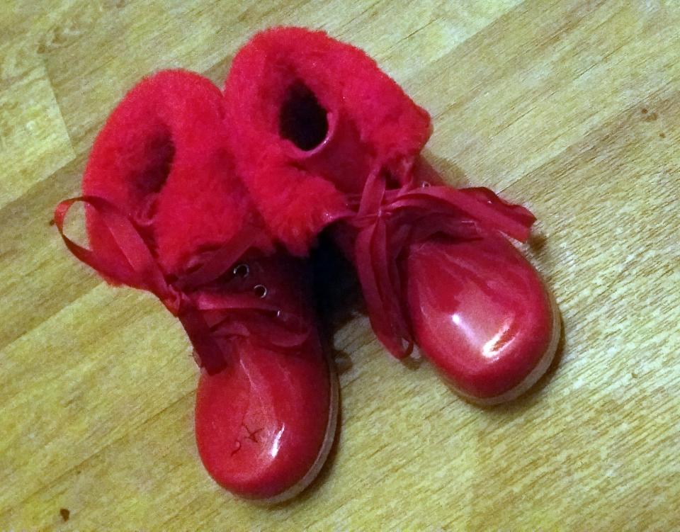 Mum asks friend to pay £325 after daughter returned home from play-date with marks on shoes