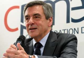 French Republicans back embattled Fillon
