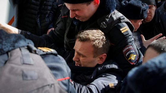 Russia protests: Opposition leader Navalny and hundreds of others held