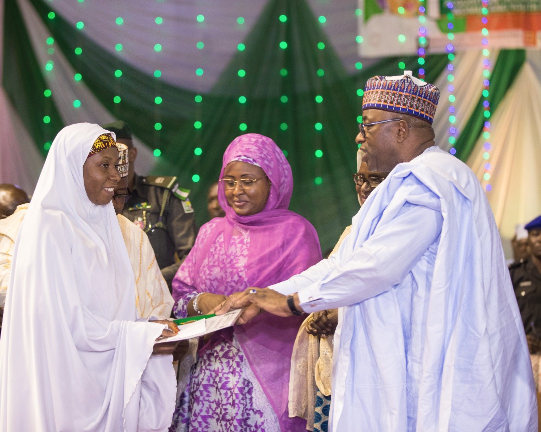 Aisha Buhari presents certificates to 1000 beneficiaries in Bauchi