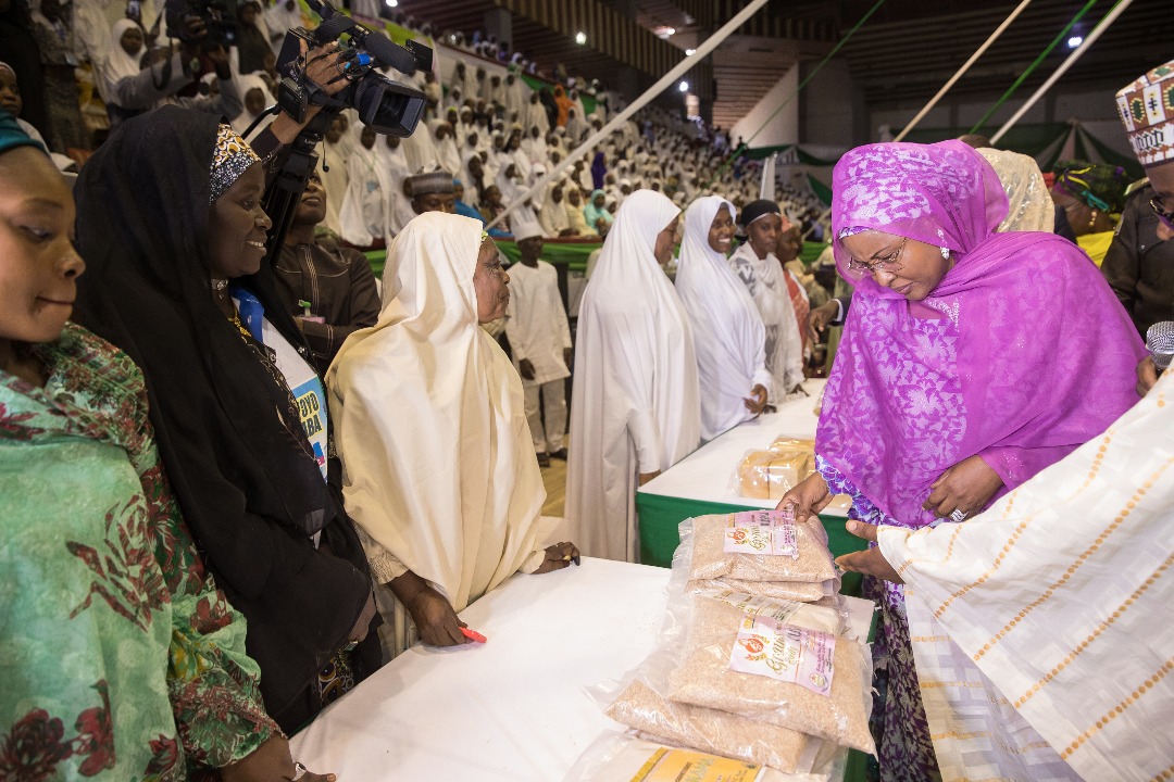 Aisha Buhari presents certificates to 1000 beneficiaries in Bauchi