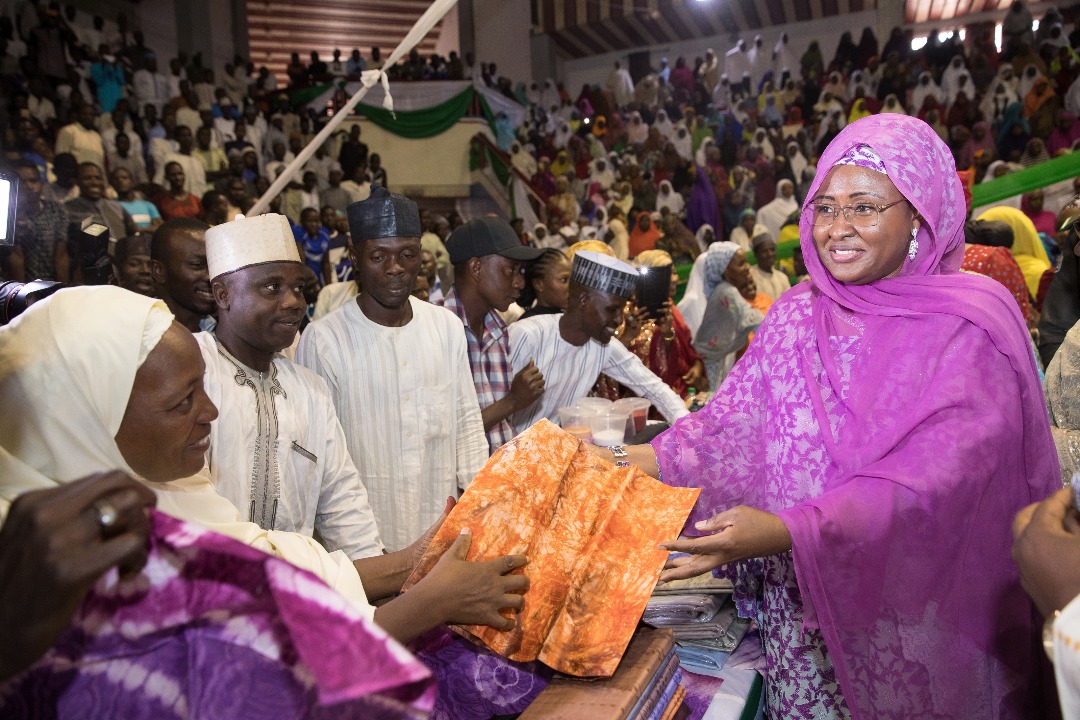 Aisha Buhari presents certificates to 1000 beneficiaries in Bauchi