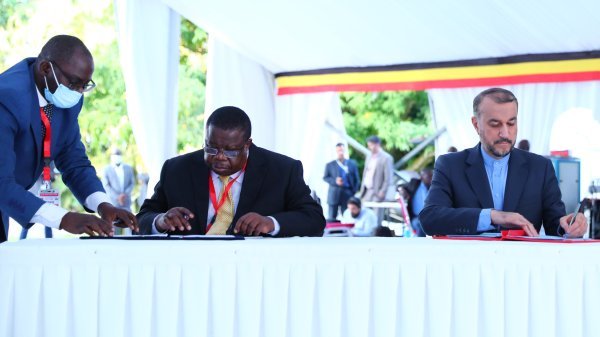 High-ranking delegations of Iran, Uganda meet