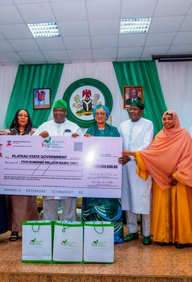 First Lady Oluremi Tinubu disburses N500 million to displaced families in Plateau, calls for peace, tolerance